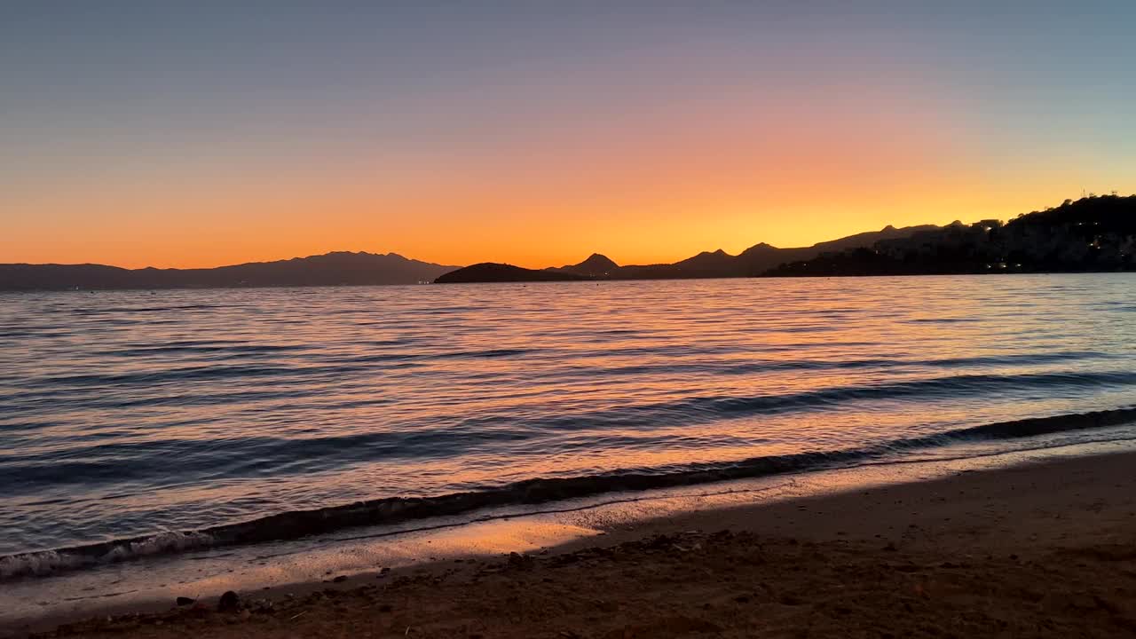 空旷海滩上的日出视频素材