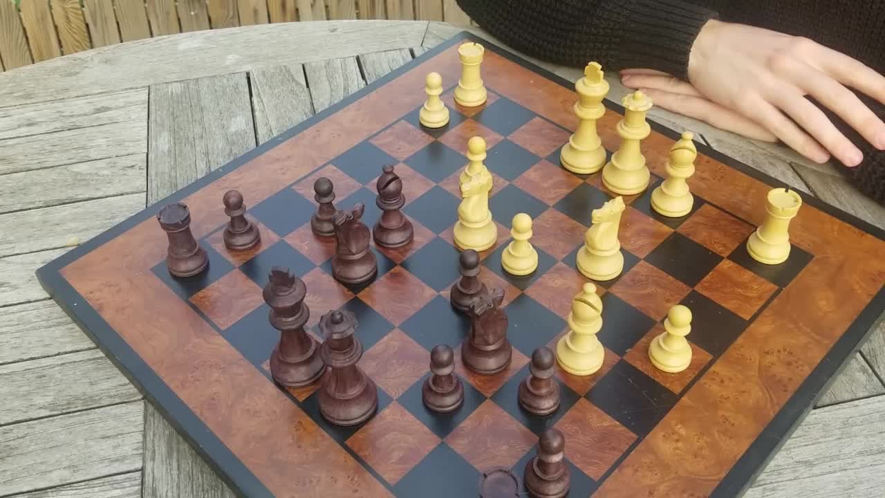 通过移动棋子下棋的人视频素材