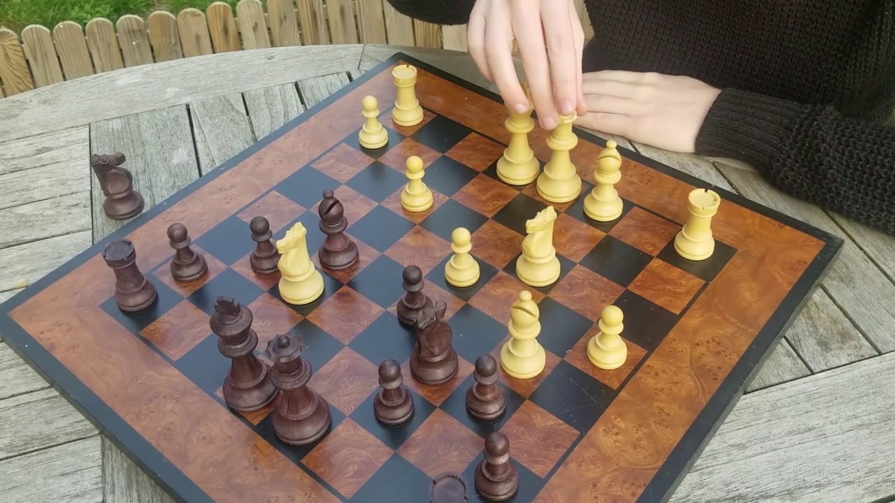 通过移动棋子下棋的人视频素材