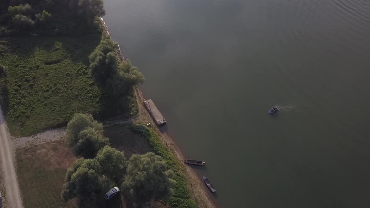 航拍的河流与船只和道路与汽车在绿色的田野和树木在高清视频素材