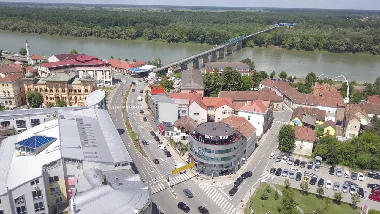 鸟瞰图的建筑和交通道路附近的河与桥和海岸线树木高清视频素材