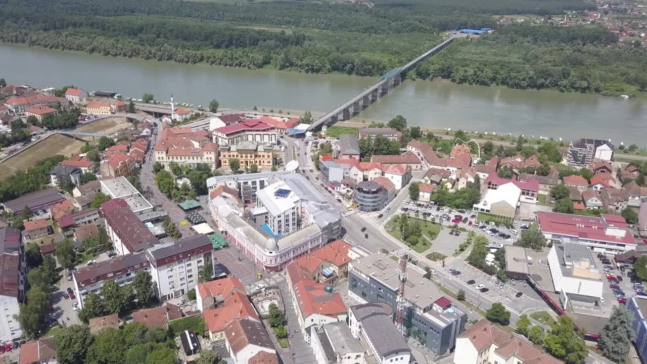 鸟瞰图的建筑和交通道路附近的河与桥和海岸线树木高清视频素材