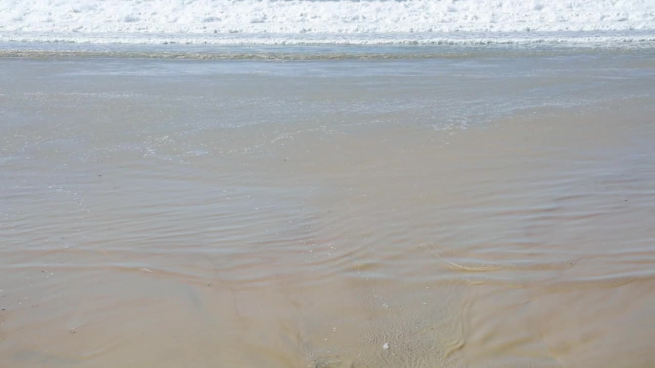 大海的巨浪拍打着海滩视频素材