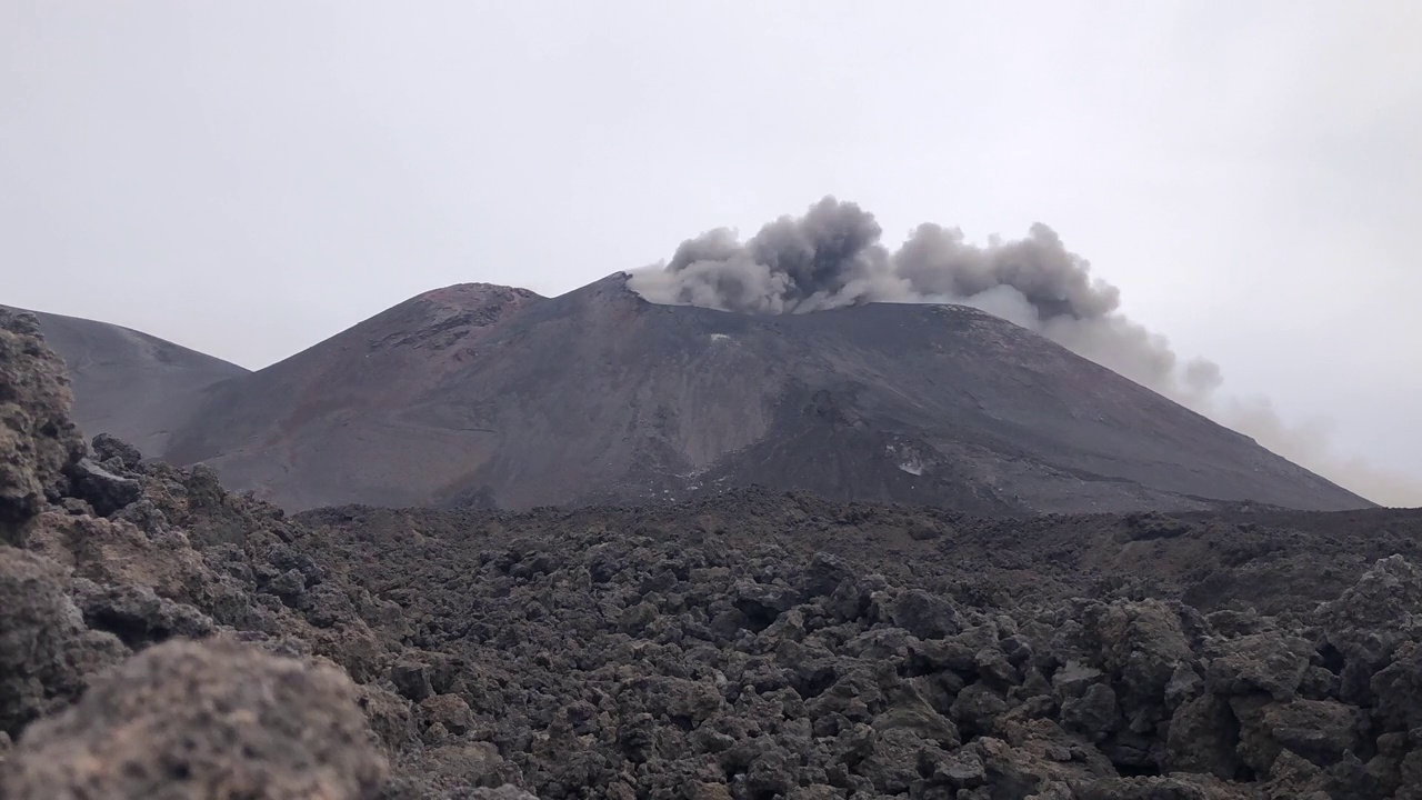 时间流逝埃特纳火山喷出灰烬和烟雾，它在沸腾视频素材