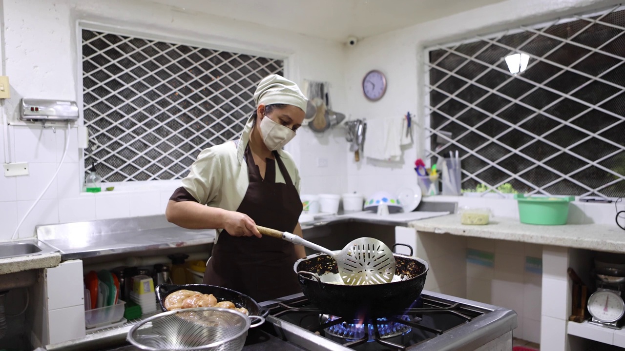 一名西班牙厨师在一家餐厅厨房准备食物的4k镜头，哥伦比亚视频素材