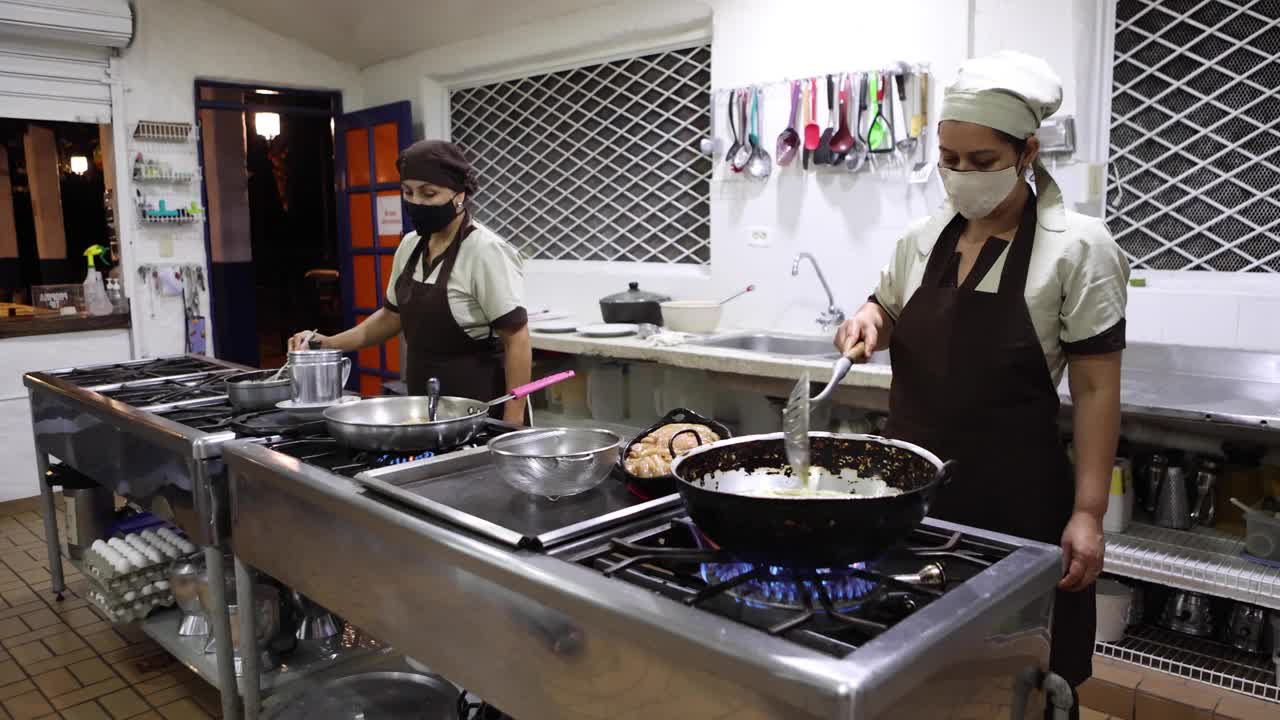 4k镜头的西班牙厨师在一家餐厅厨房准备食物，哥伦比亚视频素材
