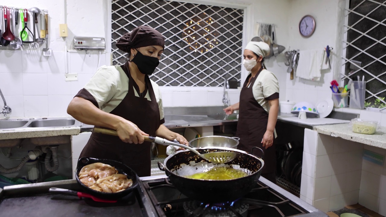 4k镜头的西班牙厨师在一家餐厅厨房准备食物，哥伦比亚视频素材