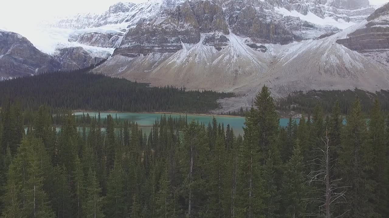 美丽的风景，平静的湖被冷杉树包围在雪山视频素材