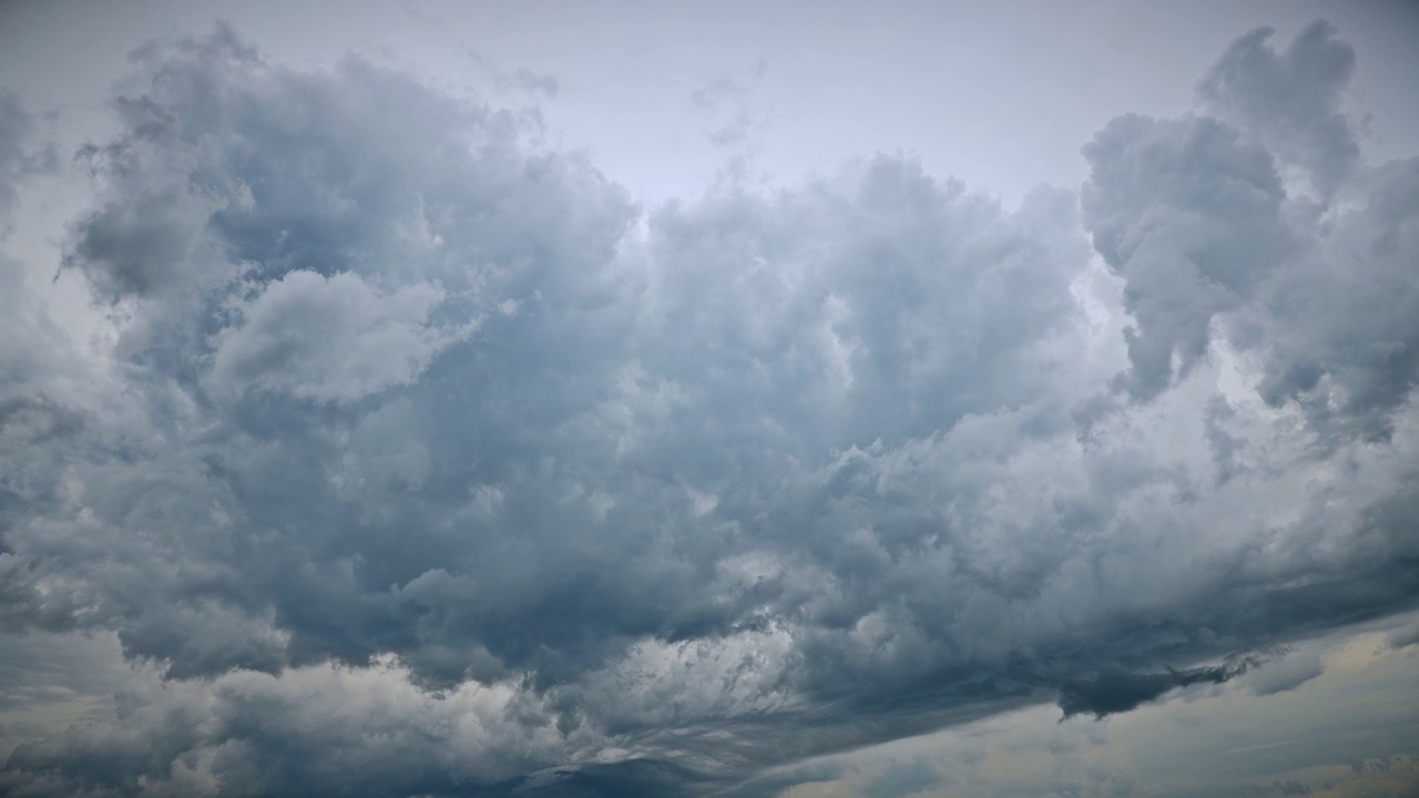 4K暴风雨前的天空。风暴多云天气背景。时间流逝，时间流逝，时间流逝视频素材