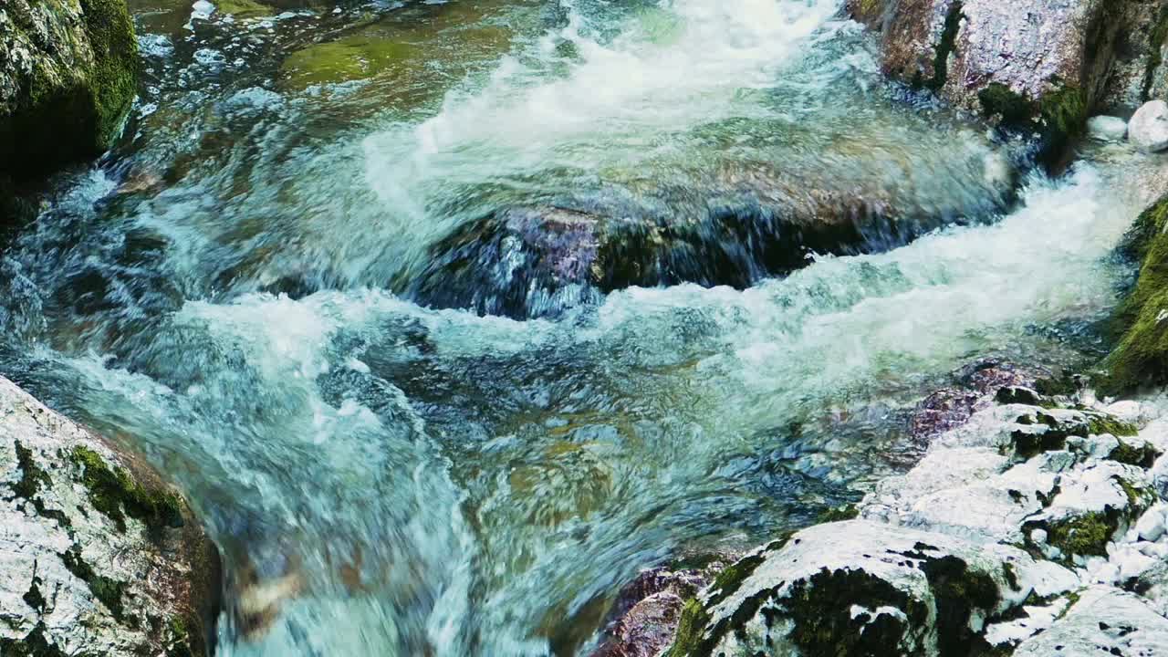 小溪和水洗石头的特写视频素材