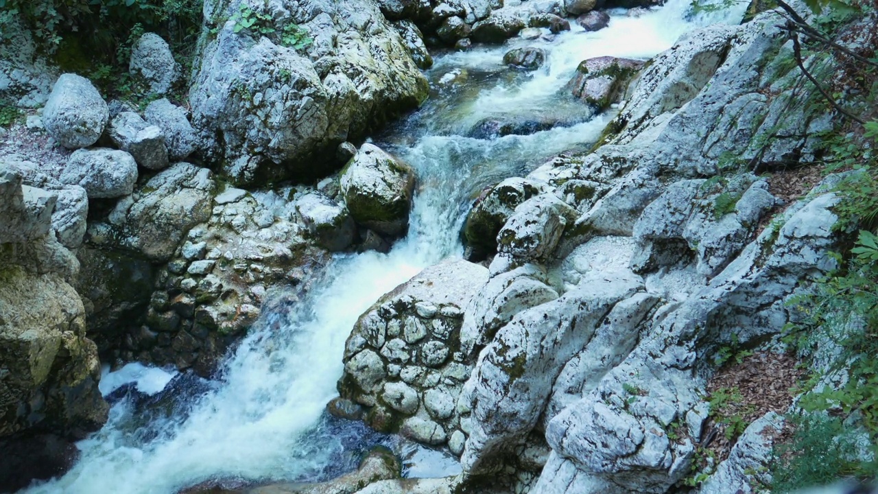 小溪和水洗石头的特写视频素材