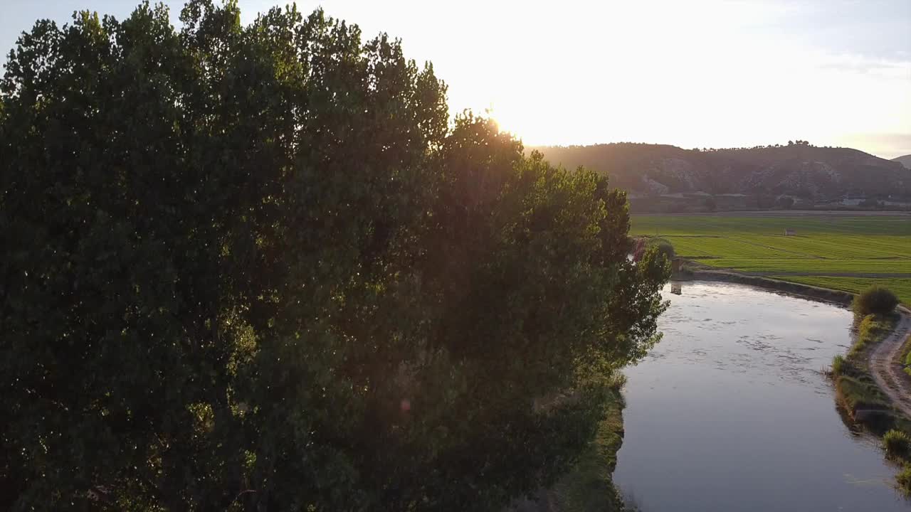 令人叹为观止的高清镜头的风景，在农村的田地附近的一个湖在日落视频素材