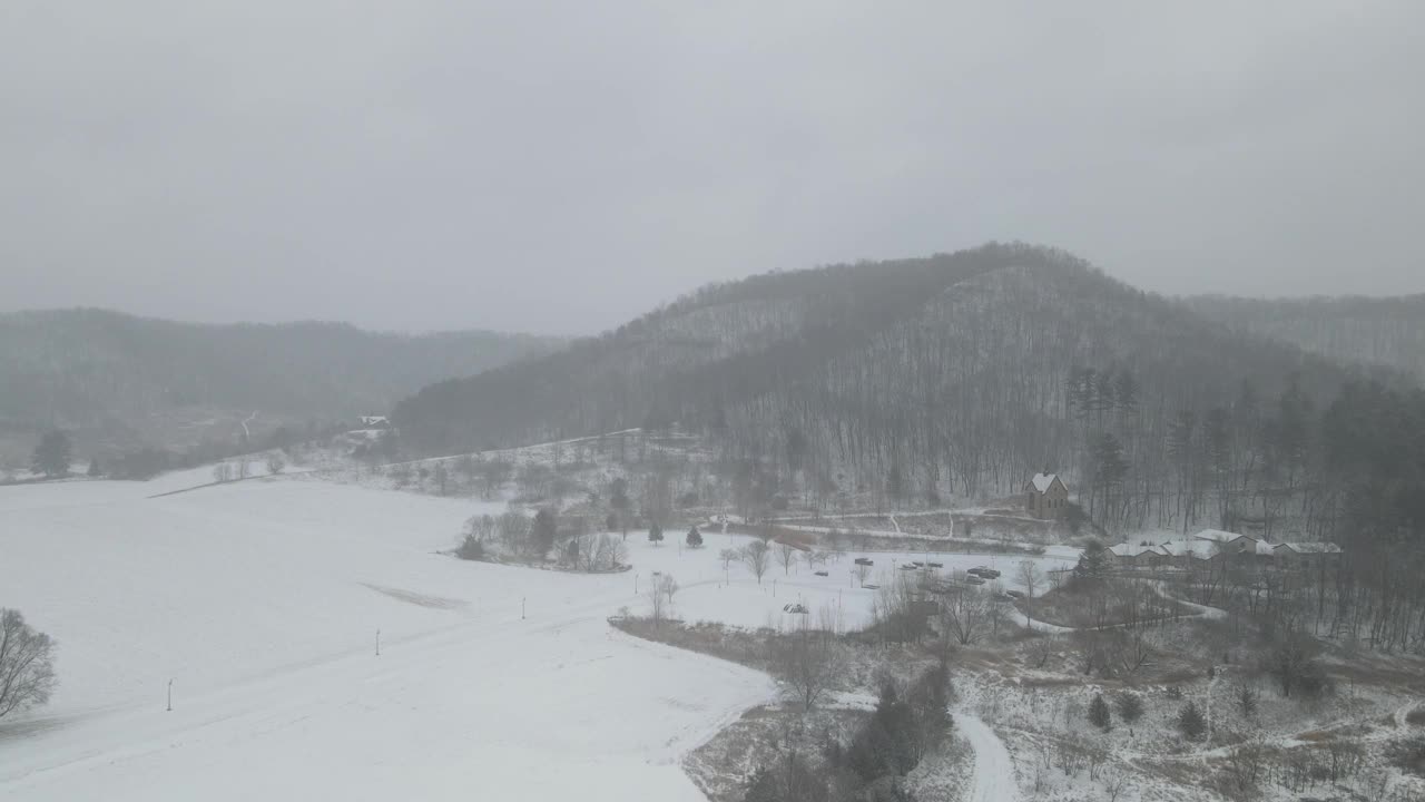 威斯康辛州拉克罗斯的雪中雪林的鸟瞰图视频素材