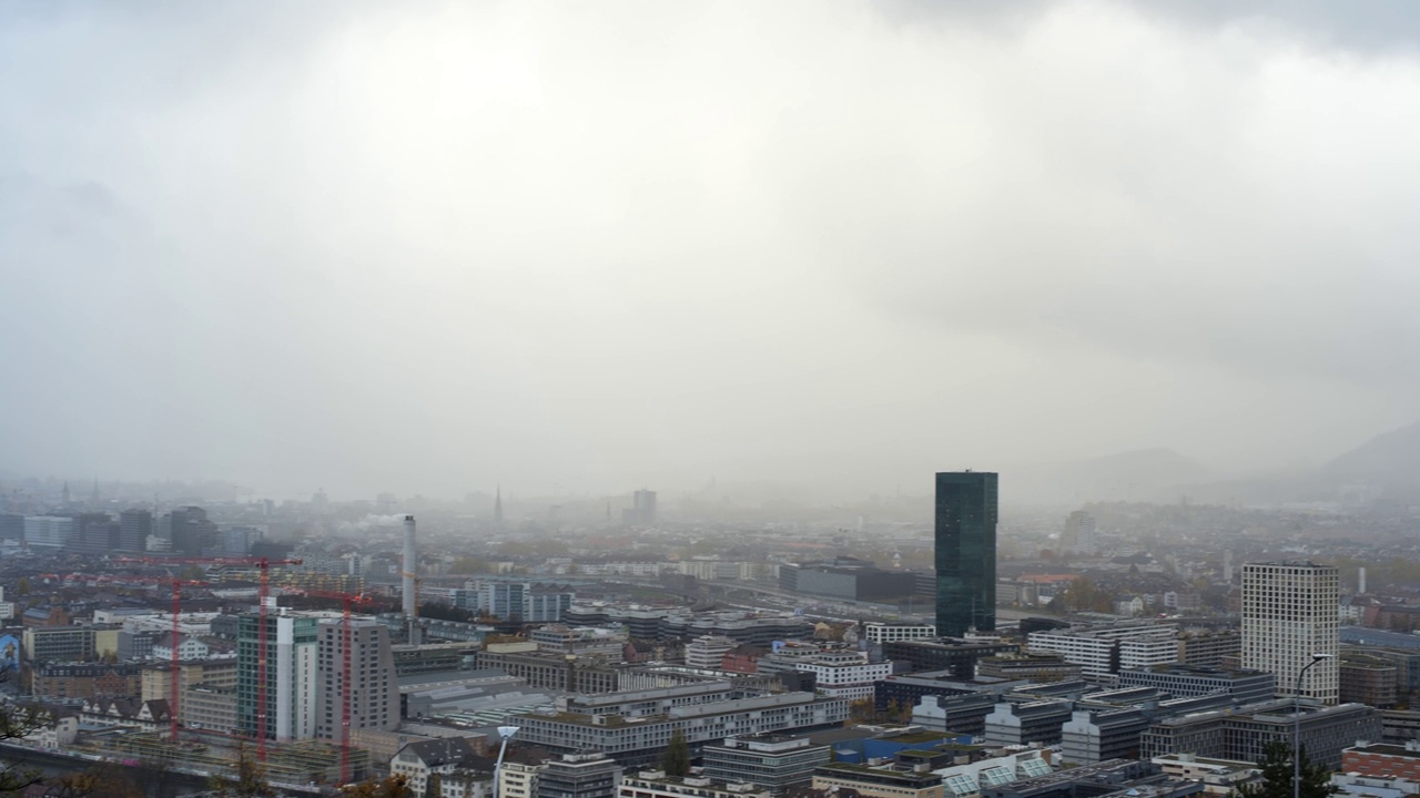 高视点平移镜头的苏黎世市瑞士，欧洲。多云及多雾天气视频素材