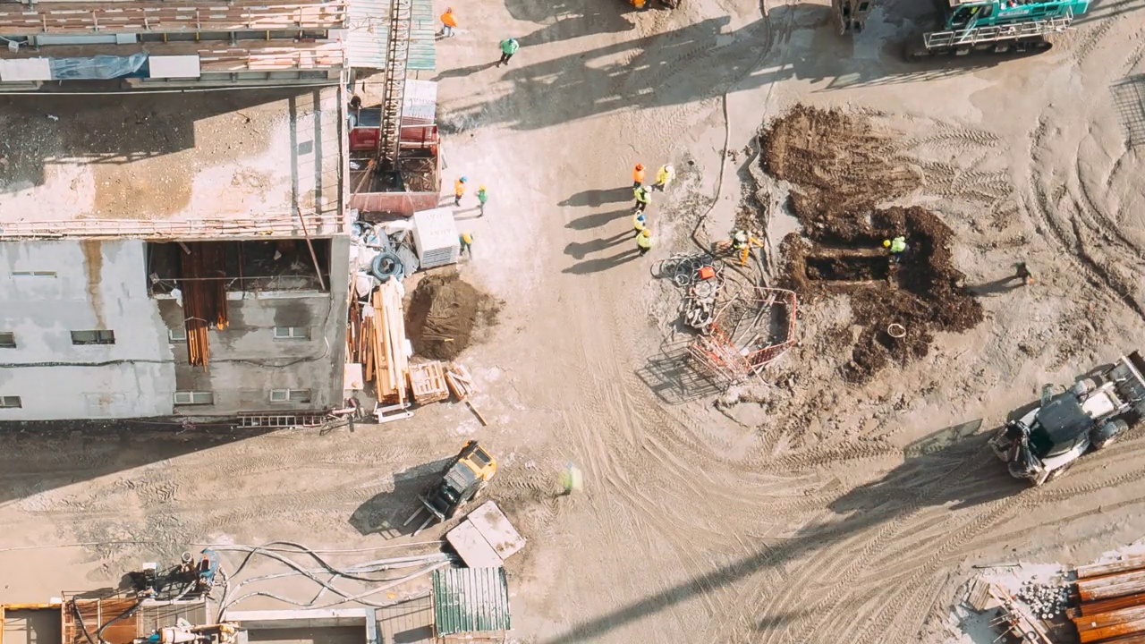 timelapse timelapse平面视图Construction And Development building。工人在建筑工地使用起重机。与开发区域的高架视图时间间隔。工人们从事基础建设视频素材