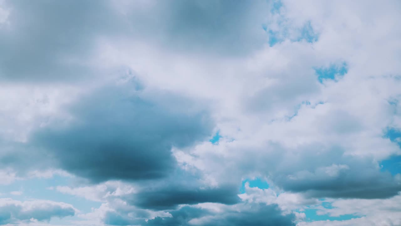 多云的蓝天和蓬松的云。自然背景4K延时。自然天空背景视频素材