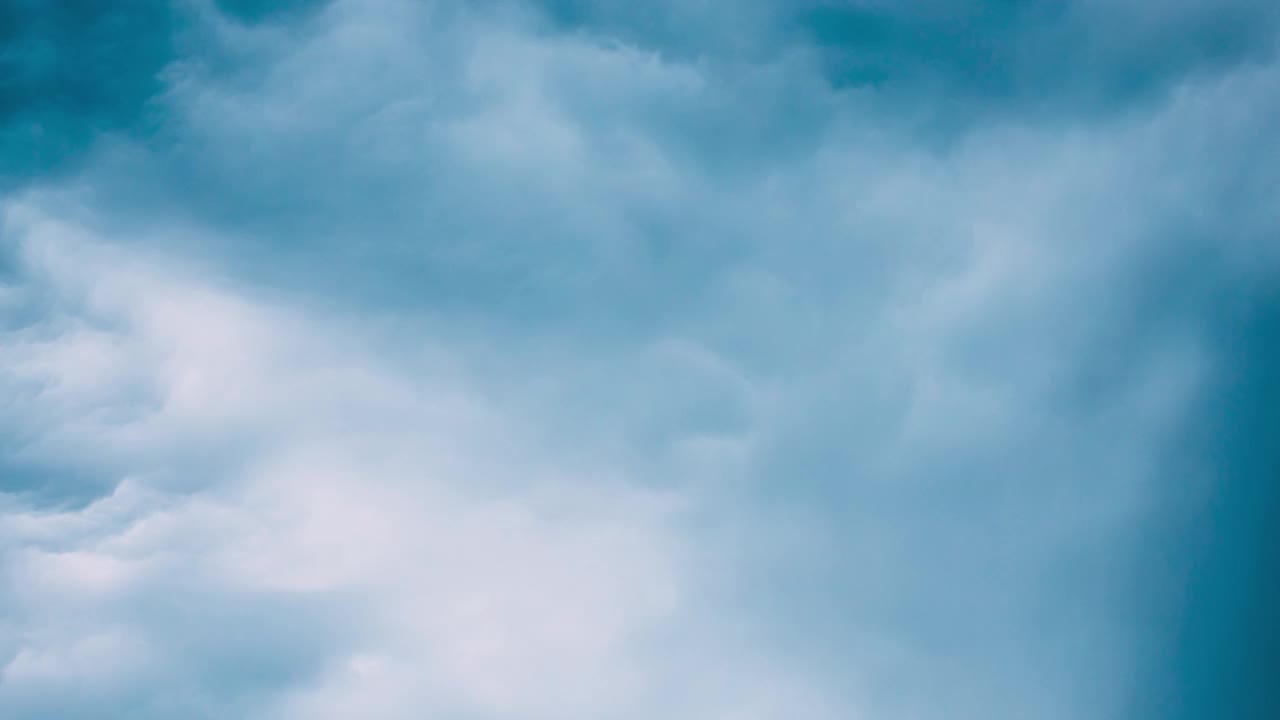 4K暗风暴多云多雨的天空与雨重云。天空自然背景。天气预报概念。沉重狂暴狂暴的云景。旋涡的云。奇怪的云在多云的天空中移动。Cloudscape 4K时间推移视频素材