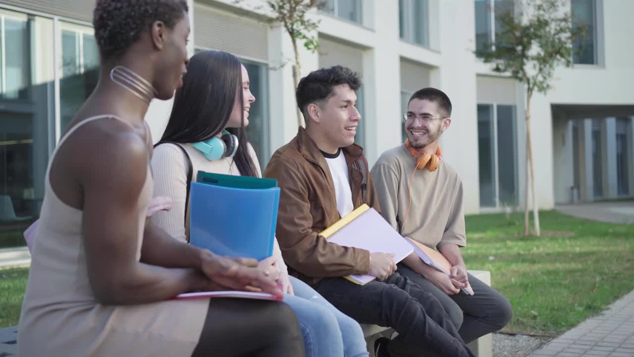 一群大学生在课间休息时在校园里交谈视频素材