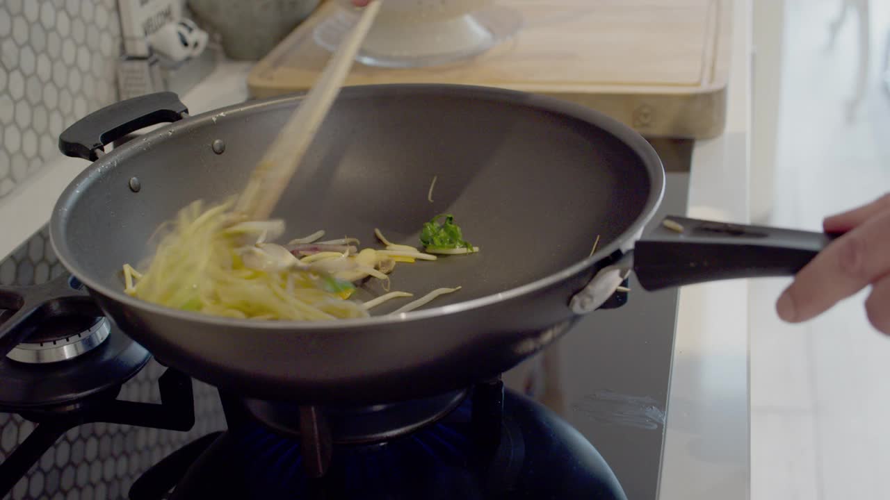 男子在厨房做饭视频素材