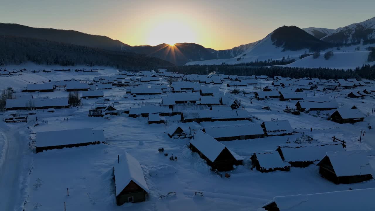 冬天被雪覆盖的村庄的航拍照片。滑雪胜地视频素材