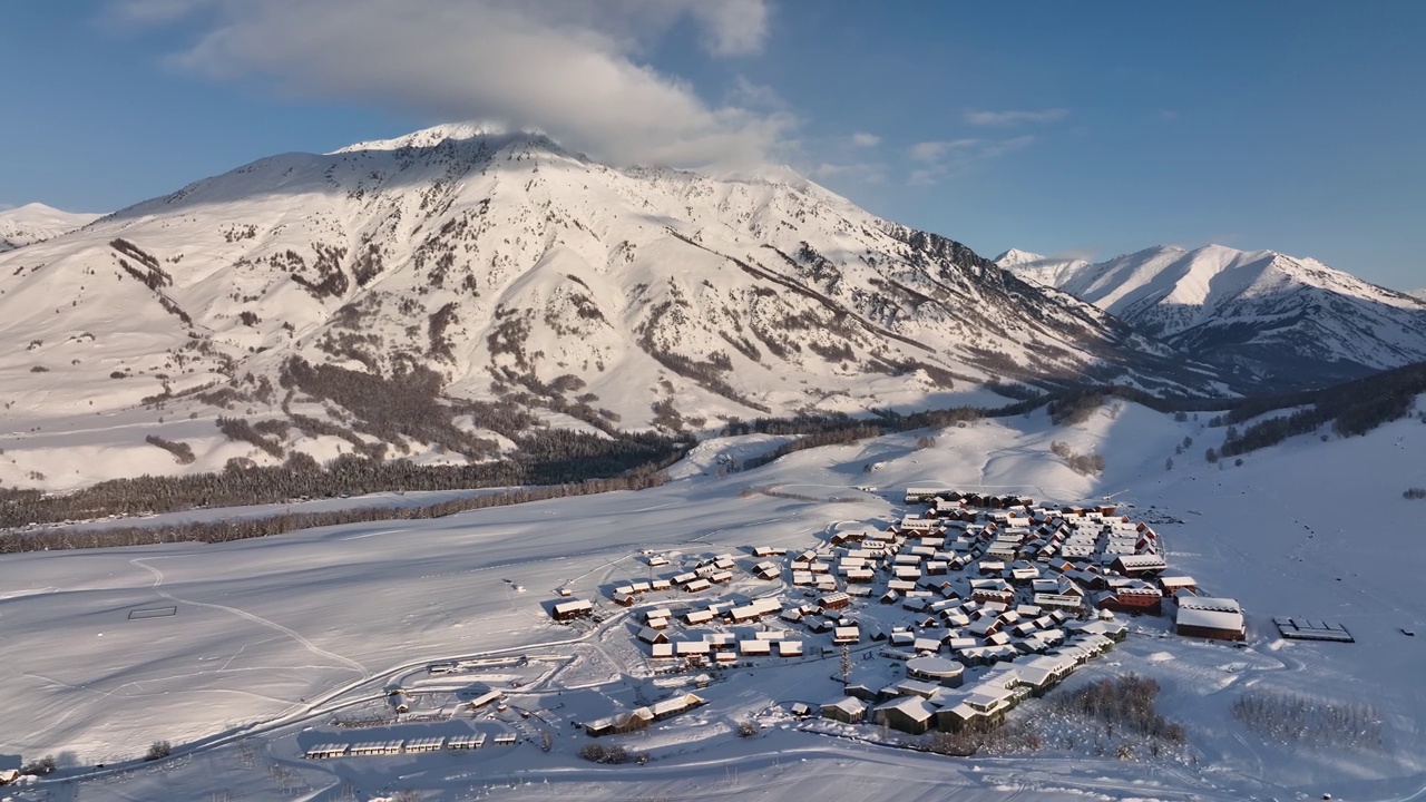 冬天被雪覆盖的村庄的航拍照片。滑雪胜地视频素材