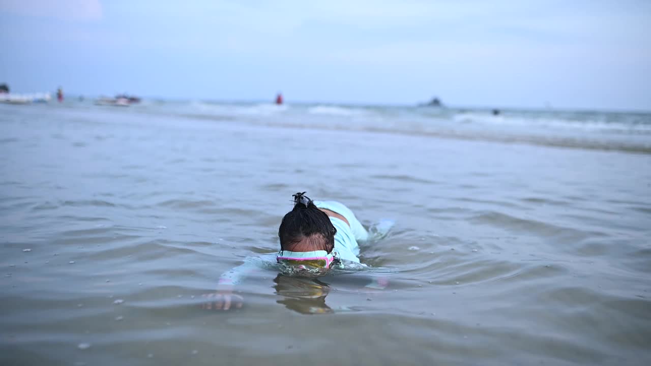 亚洲女孩玩海玩得很开心视频素材