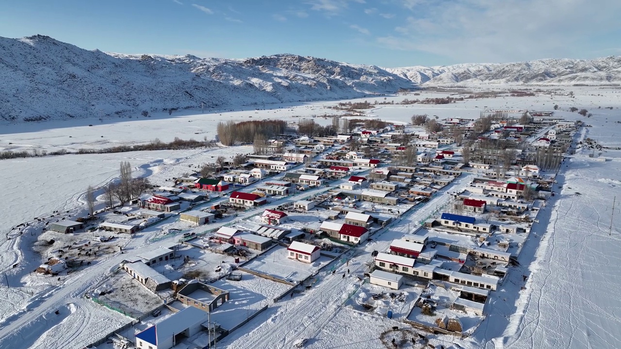 冬天被雪覆盖的村庄的航拍照片。滑雪胜地视频素材