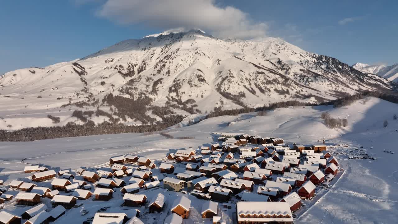 冬天被雪覆盖的村庄的航拍照片。滑雪胜地视频素材