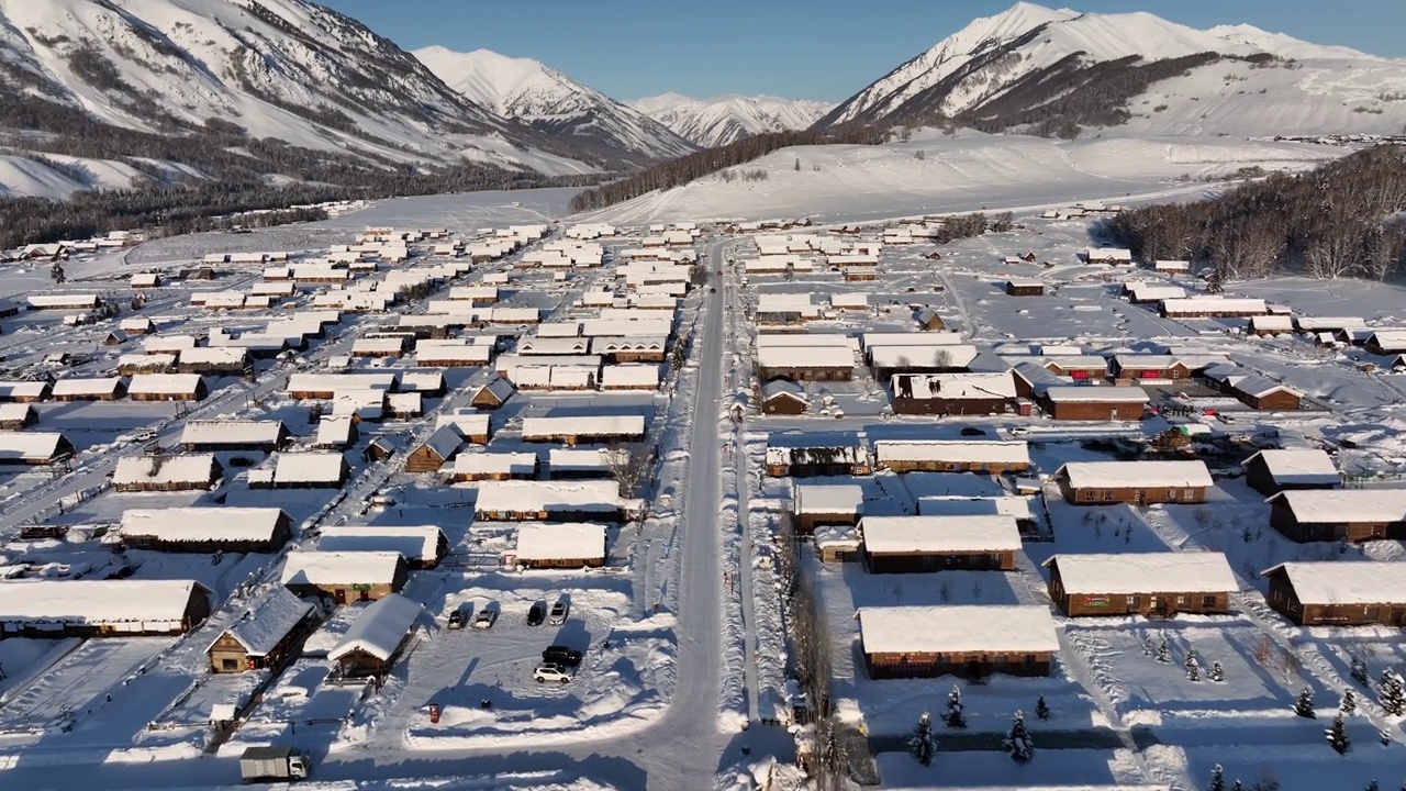 冬天被雪覆盖的村庄的航拍照片。滑雪胜地视频素材