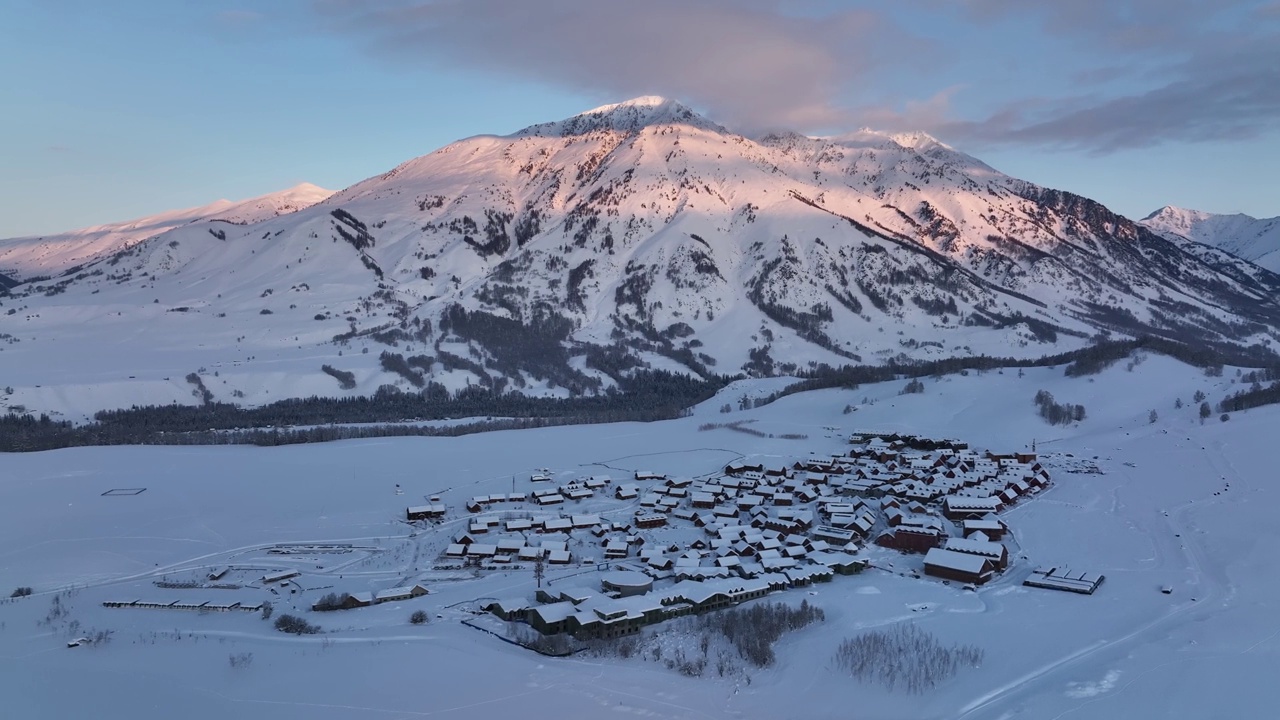 冬天被雪覆盖的村庄的航拍照片。滑雪胜地视频素材