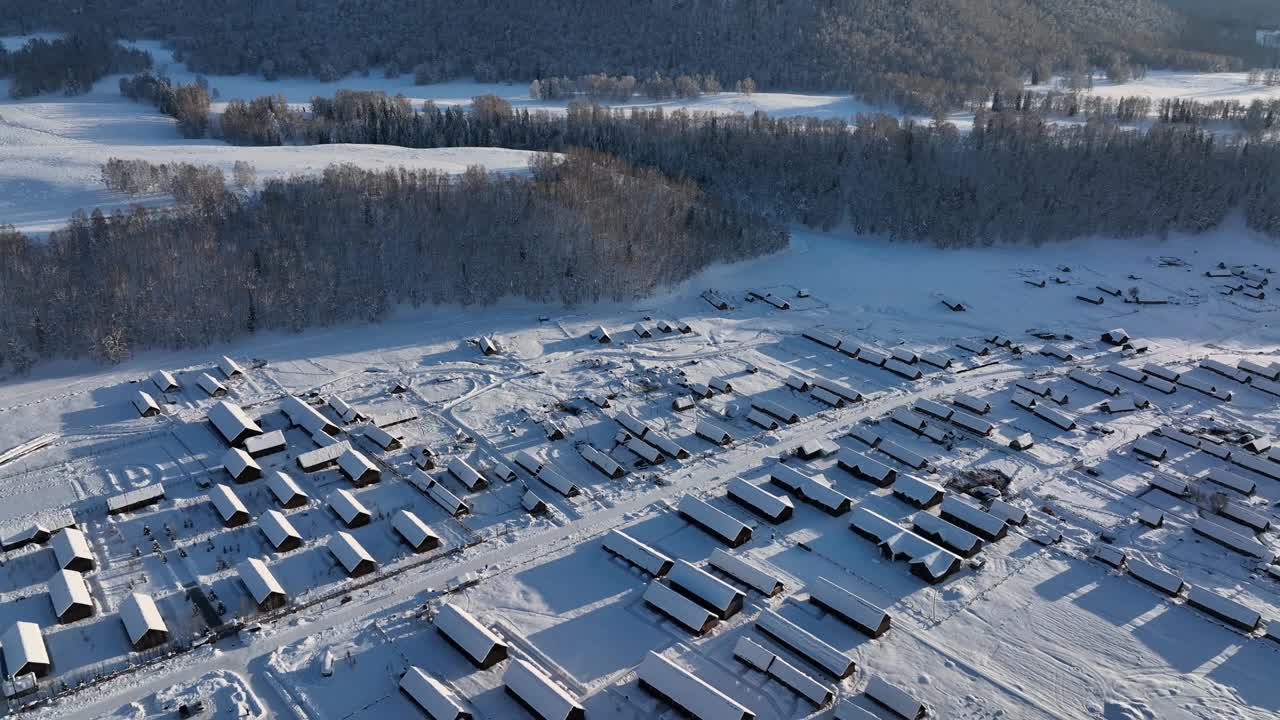 冬天被雪覆盖的村庄的航拍照片。滑雪胜地视频素材