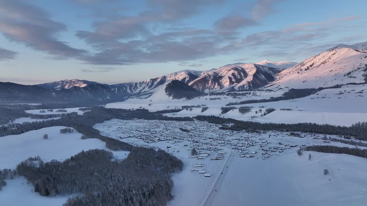 冬天被雪覆盖的村庄的航拍照片。滑雪胜地视频素材