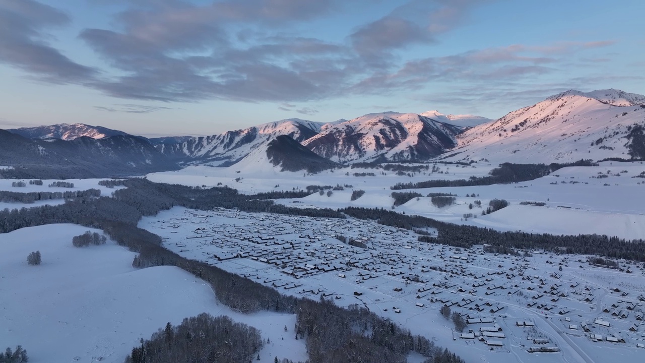 冬天被雪覆盖的村庄的航拍照片。滑雪胜地视频素材