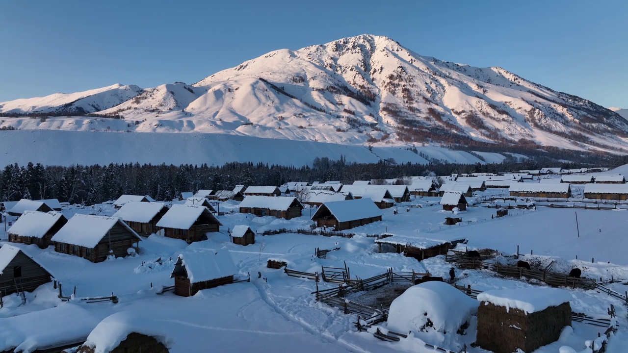 冬天被雪覆盖的村庄的航拍照片。滑雪胜地视频素材