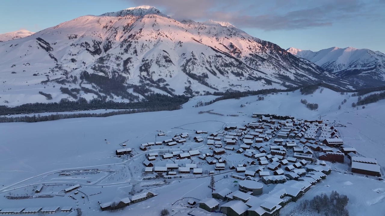 冬天被雪覆盖的村庄的航拍照片。滑雪胜地视频素材