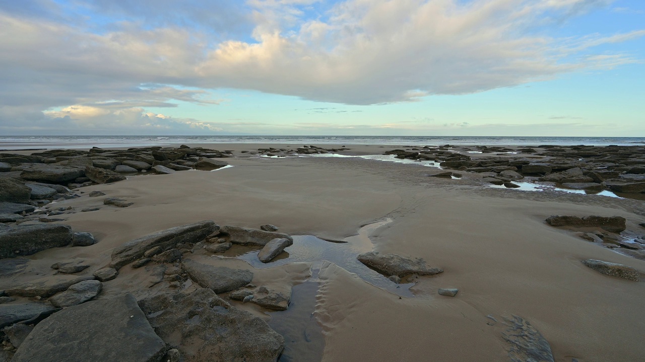 早晨的岩石海岸，邓雷文湾，南唐恩，布里真德，格拉摩根遗产海岸，威尔士，英国视频素材