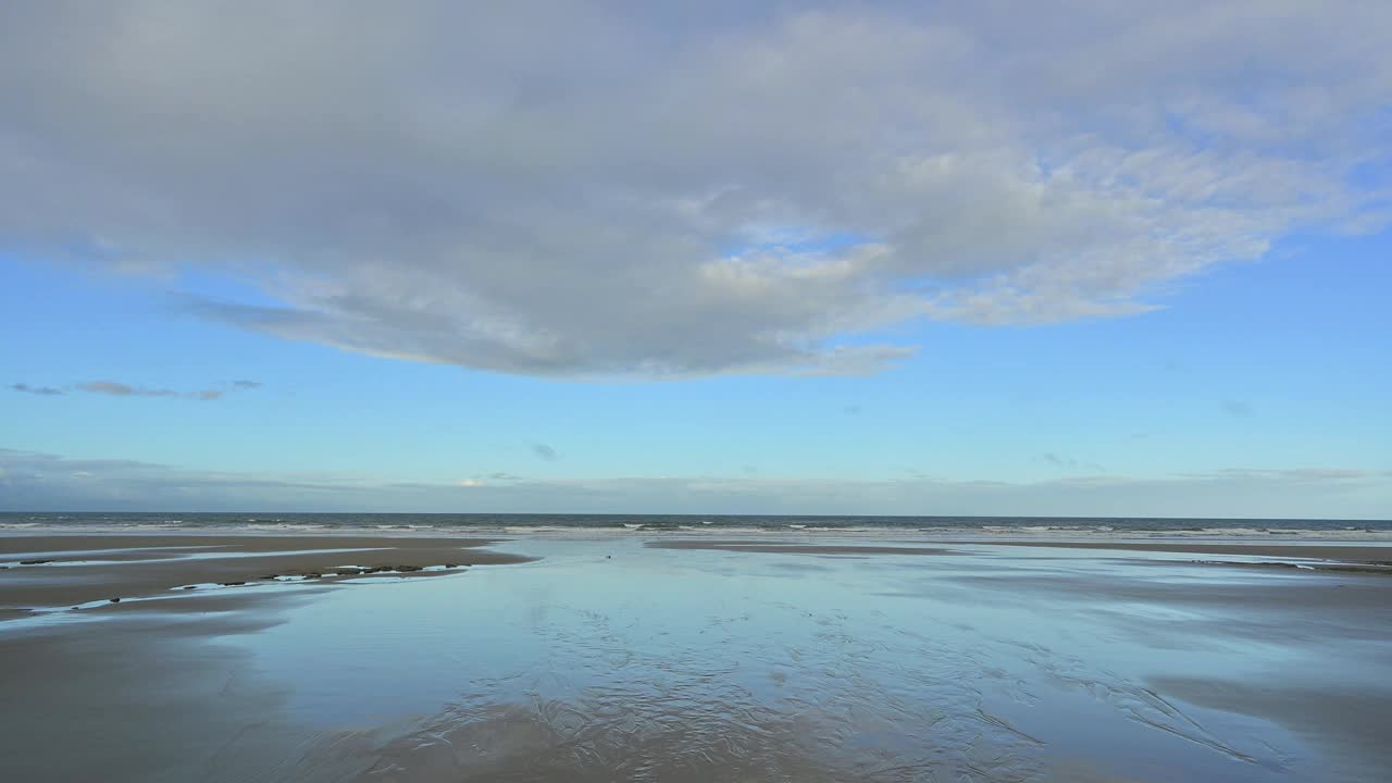 早晨的岩石海岸，邓雷文湾，南唐恩，布里真德，格拉摩根遗产海岸，威尔士，英国视频素材