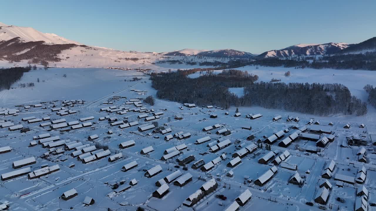 冬天被雪覆盖的村庄的航拍照片。滑雪胜地视频素材