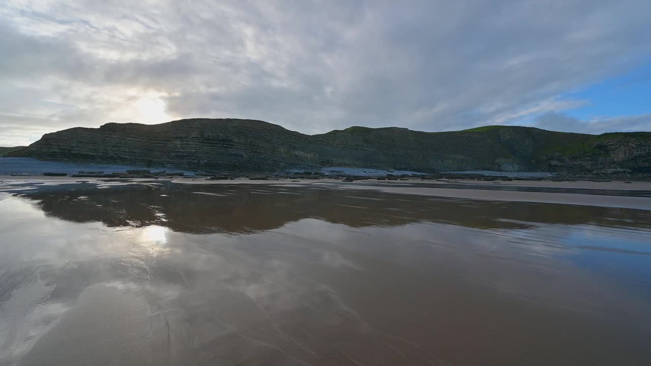 早晨的岩石海岸，邓雷文湾，南唐恩，布里真德，格拉摩根遗产海岸，威尔士，英国视频素材