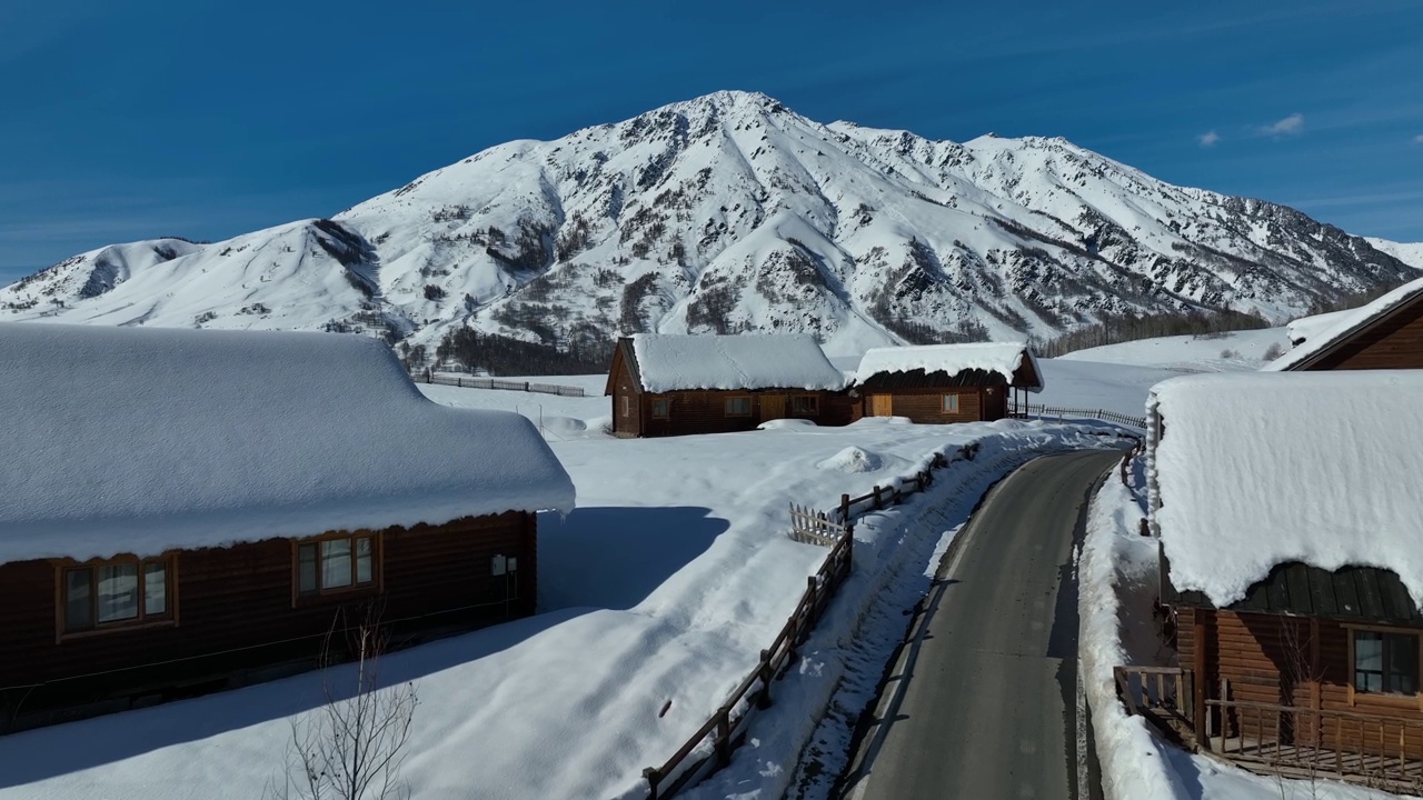 冬天被雪覆盖的村庄的航拍照片。滑雪胜地视频素材