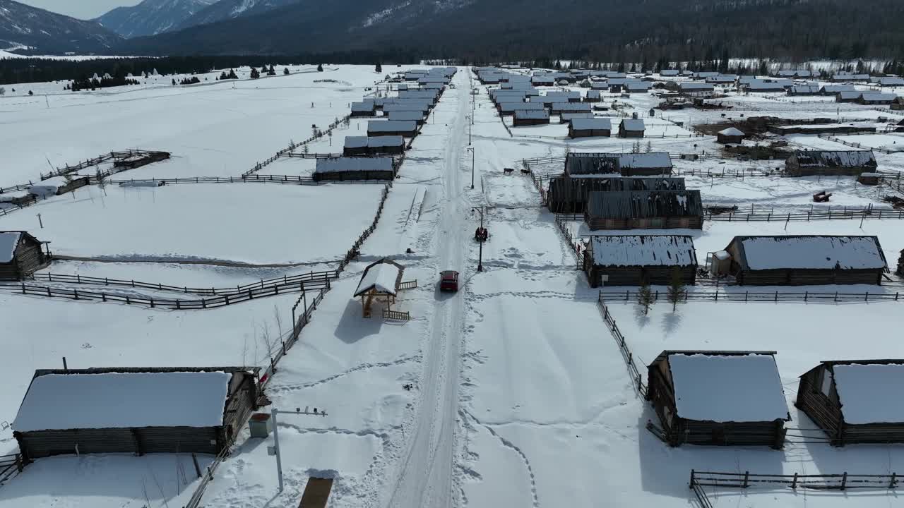 冬天被雪覆盖的村庄的航拍照片。滑雪胜地视频素材