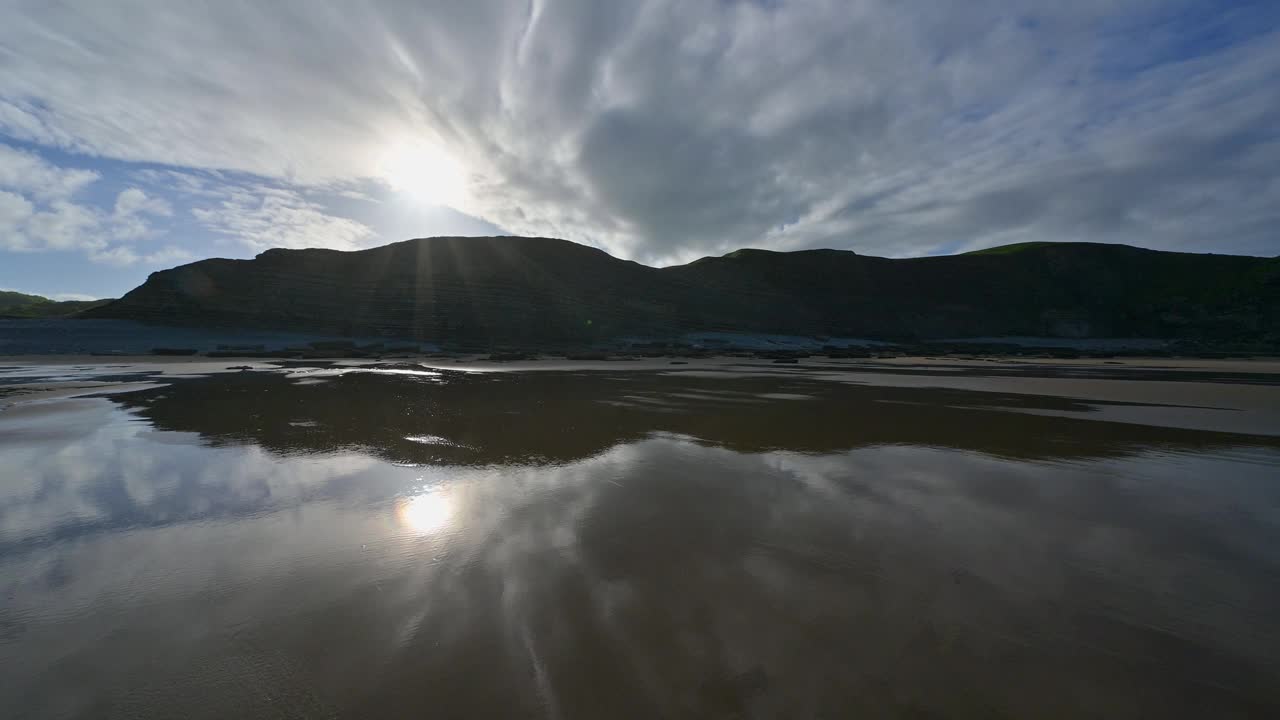 日出时的岩石海岸，邓雷文湾，南道恩，布里真德，格拉摩根遗产海岸，威尔士，英国视频素材