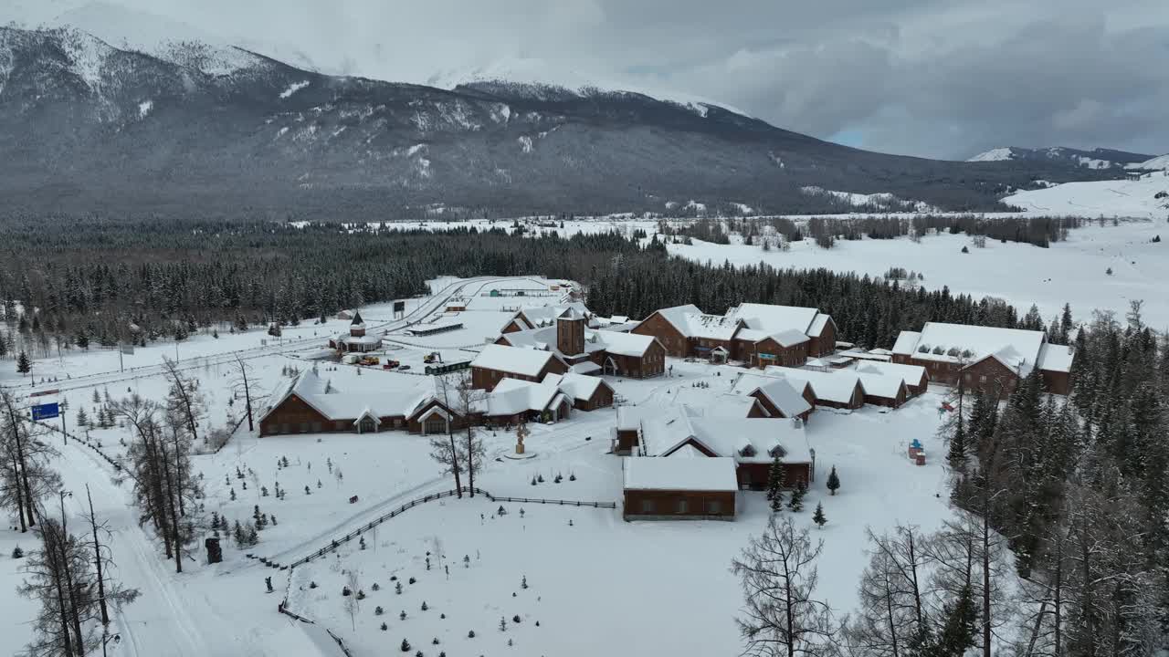 冬天被雪覆盖的村庄的航拍照片。滑雪胜地视频素材