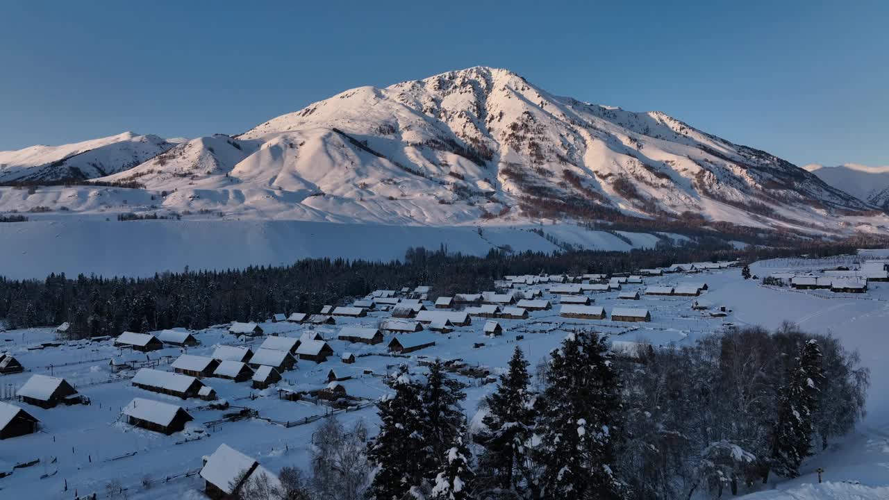 冬天被雪覆盖的村庄的航拍照片。滑雪胜地视频素材