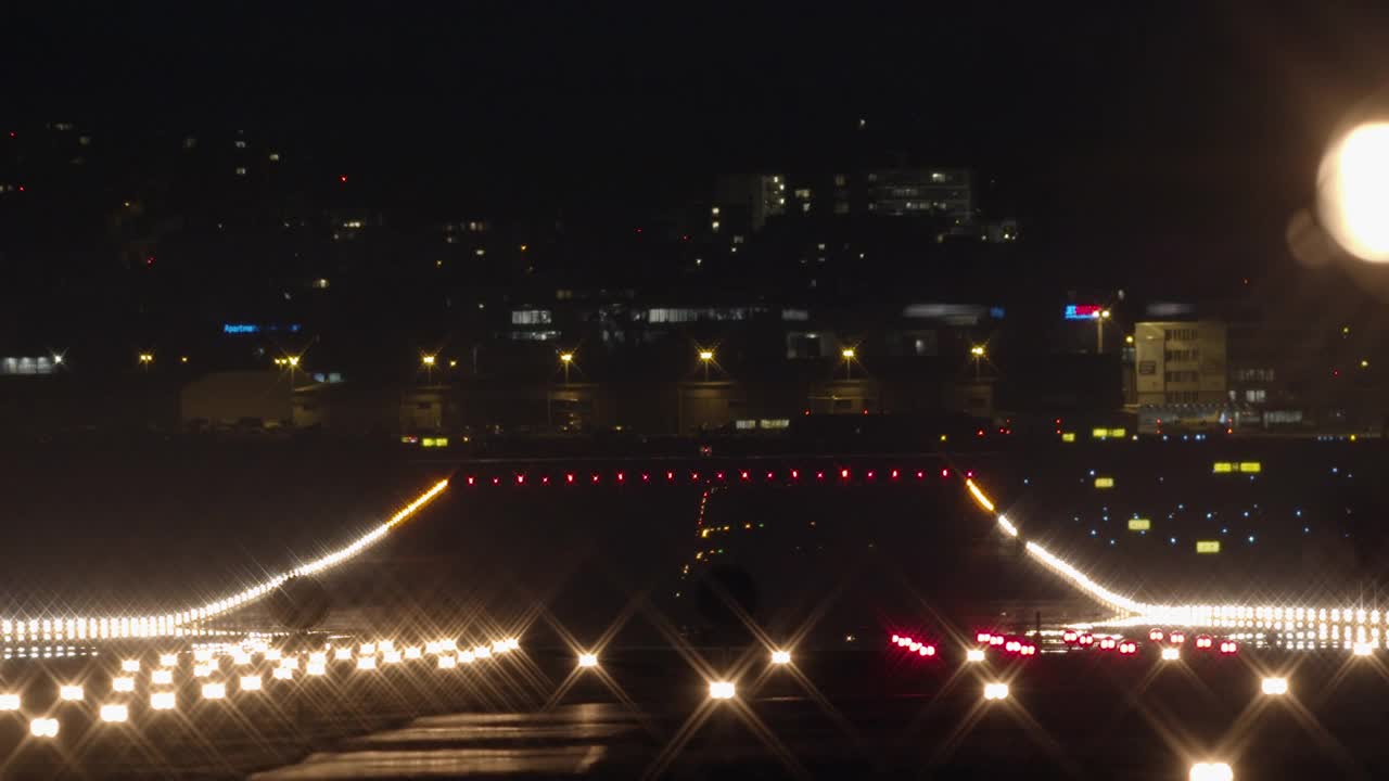 夜间飞机降落视频素材