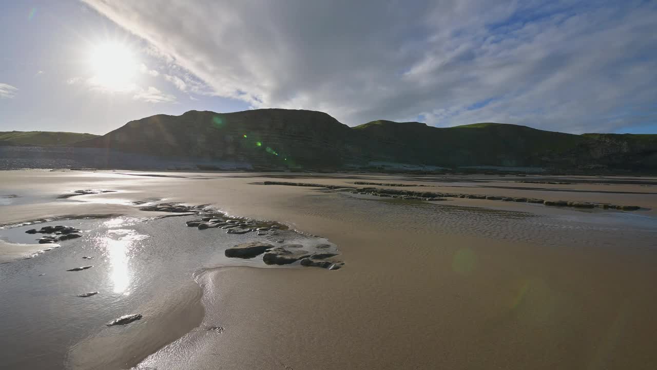 日出时的岩石海岸，邓雷文湾，南道恩，布里真德，格拉摩根遗产海岸，威尔士，英国视频素材