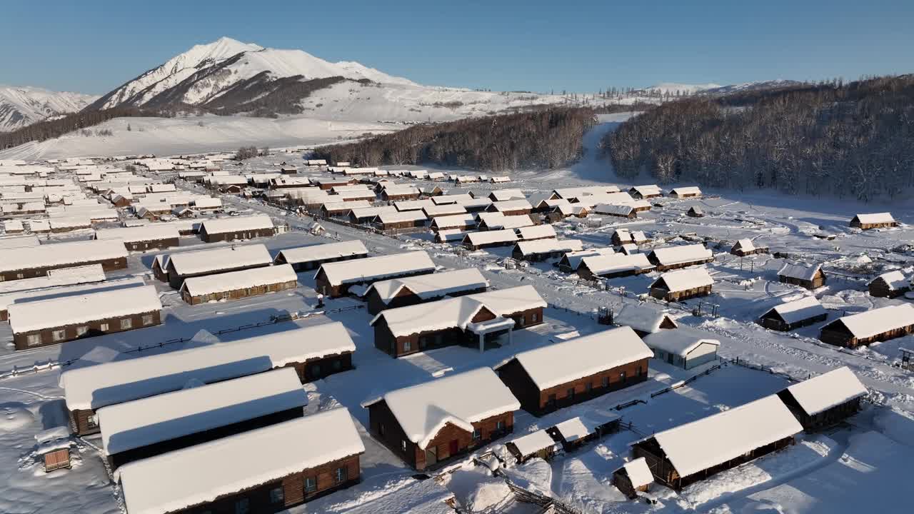 冬天被雪覆盖的村庄的航拍照片。滑雪胜地视频素材