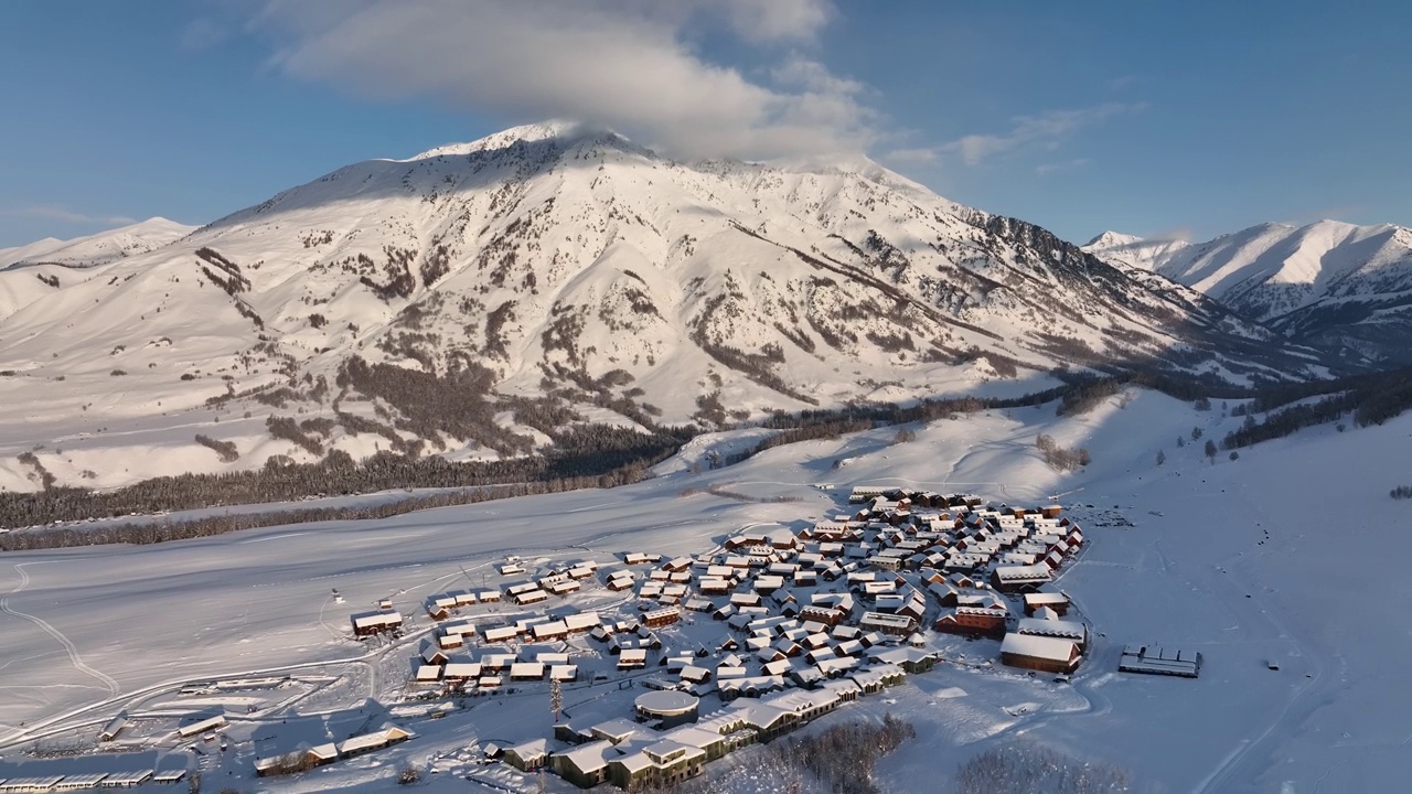 冬天被雪覆盖的村庄的航拍照片。滑雪胜地视频素材