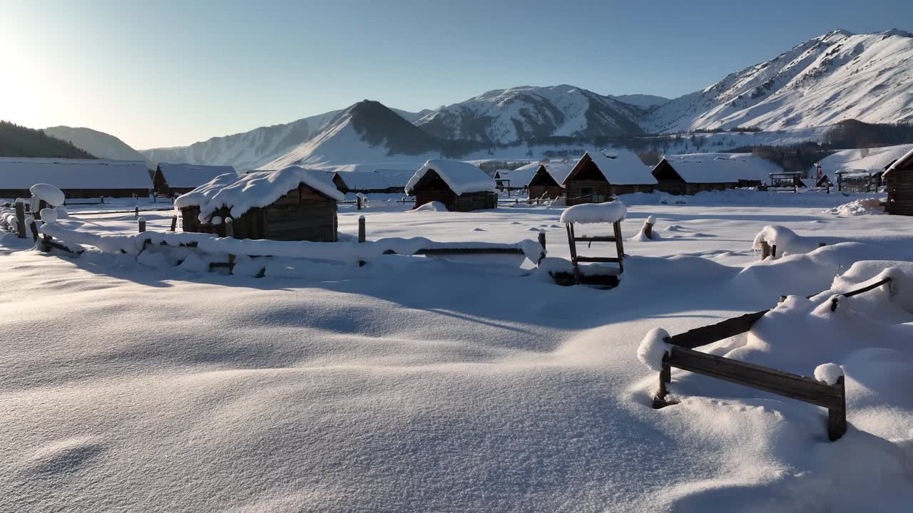 冬天被雪覆盖的村庄的航拍照片。滑雪胜地视频素材