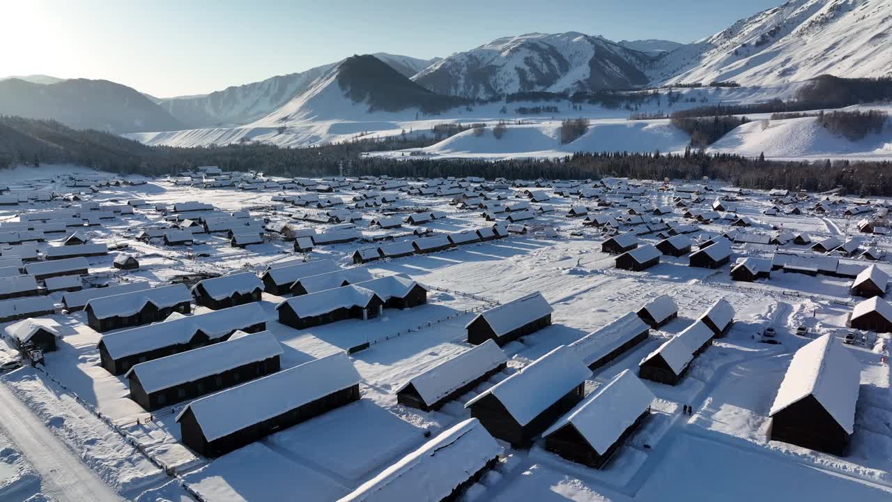 冬天被雪覆盖的村庄的航拍照片。滑雪胜地视频素材